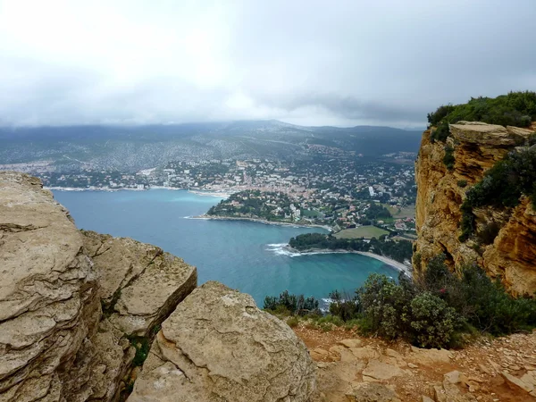 Vista del pueblo de Cassis desde la montaña, Francia — Foto de Stock
