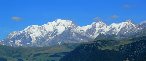 Mont-blanc bergen in de zomer, Frankrijk — Stockfoto
