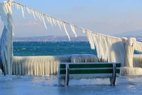冷凍のベンチ、ニヨン、スイス — ストック写真