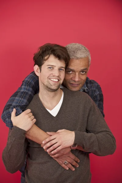 Gay pareja en rojo fondo — Foto de Stock