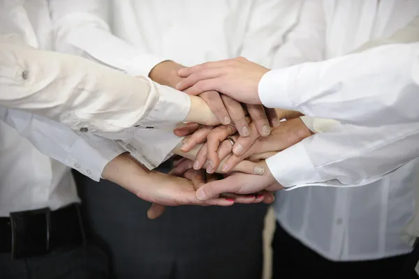 Primer plano de un equipo de negocios con las manos juntas —  Fotos de Stock