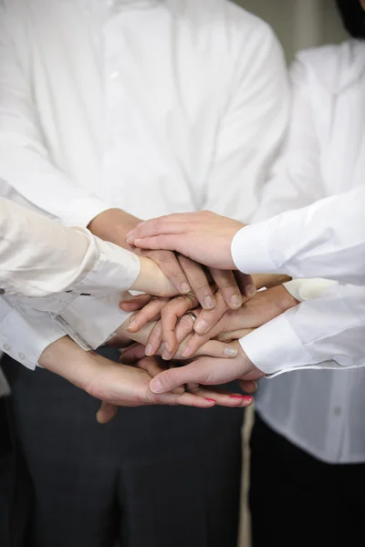 Encerramento de uma equipe de negócios com as mãos juntas — Fotografia de Stock