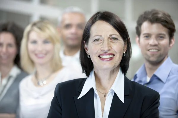 Volwassen zakenvrouw en zakelijke team — Stockfoto