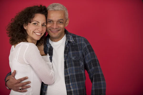 Retrato de um abraço de casal adulto médio — Fotografia de Stock