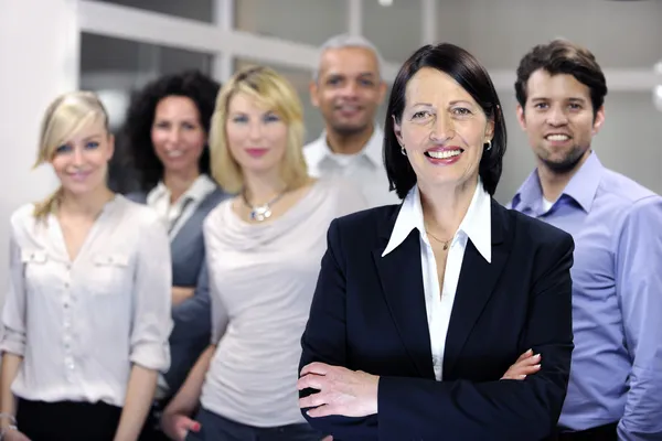 Volwassen zakenvrouw en zakelijke team — Stockfoto