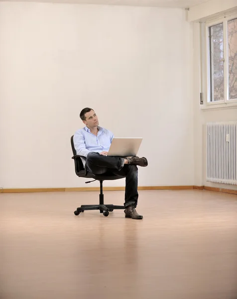 Homme d'affaires avec ordinateur portable dans un nouveau bureau — Photo