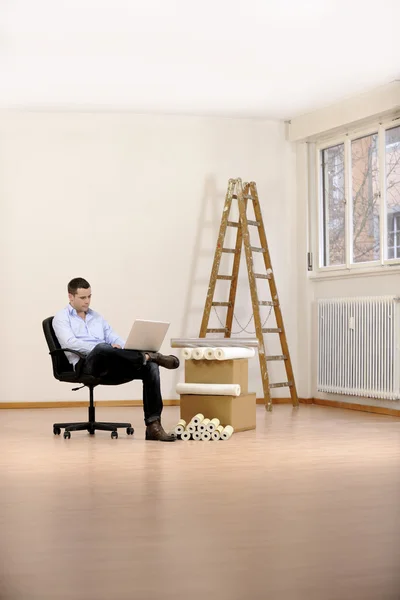 Architekt oder Eigentümer im leeren Büroraum — Stockfoto