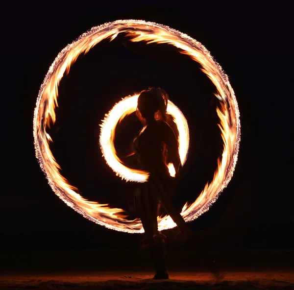 Танец огня на пляже ночью — стоковое фото