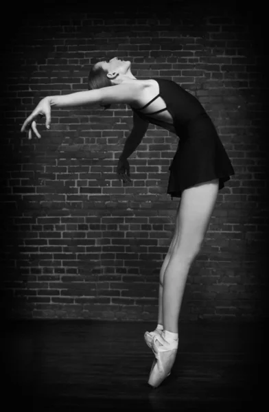 Grunge 砖背景上的芭蕾舞女演员 — 图库照片