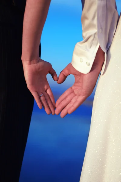 Το ζευγάρι με τα χέρια σε σχήμα σαν καρδιές — Φωτογραφία Αρχείου