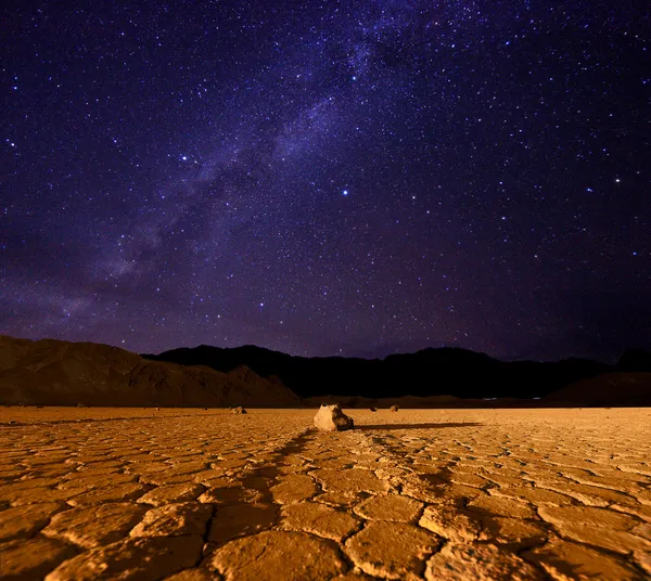 Belle formation de la Voie lactée dans la vallée de la mort Californie — Photo