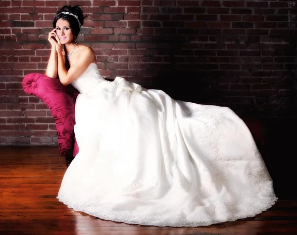 Porträt einer jungen Braut beim Heiraten — Stockfoto