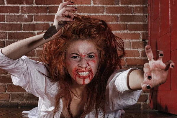 Horror tematyczne obrazu z krwawieniem freightened kobieta — Zdjęcie stockowe