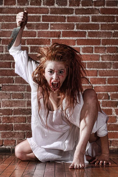 Skräck tema bild med blödning freightened kvinna — Stockfoto