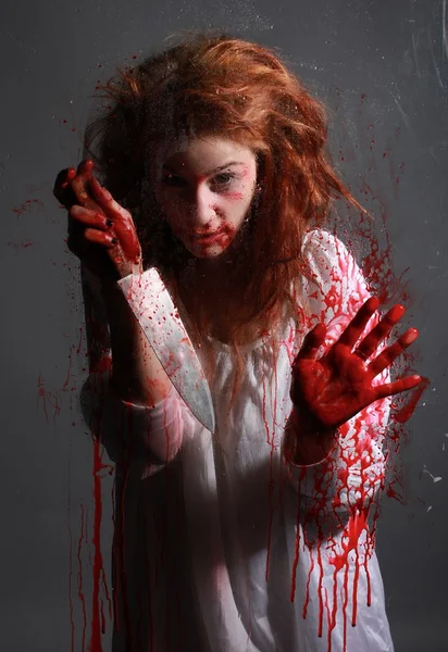 Тематическое изображение ужаса с кровоточащей женщиной — стоковое фото
