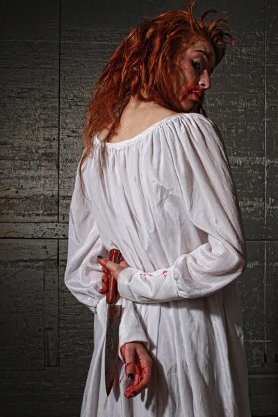 Imagen temática del horror con la mujer cargada sangrando — Foto de Stock