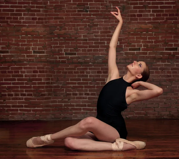Kvinnliga ballerina i studio — Stockfoto