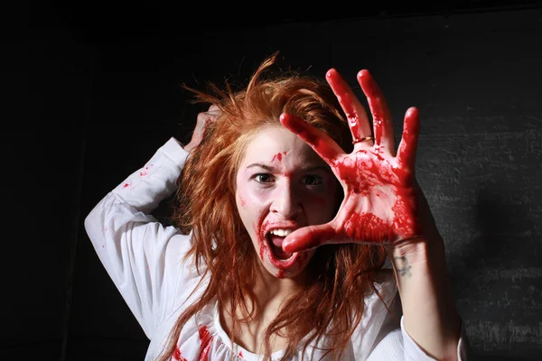 Horror thema afbeelding met bloeden freightened vrouw — Stockfoto
