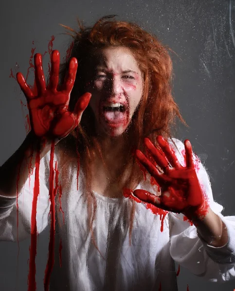Immagine a tema horror con donna sanguinante affrancata — Foto Stock