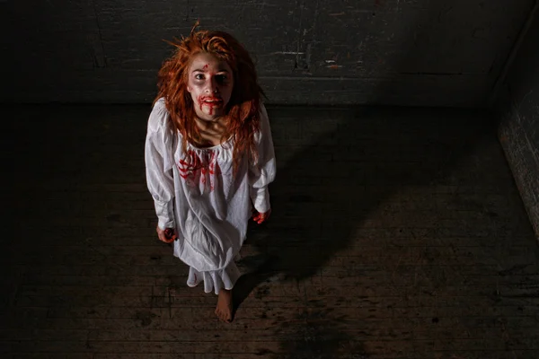 Θέμα εικόνας τρόμου με αιμορραγία Εσπερινού γυναίκα — Φωτογραφία Αρχείου