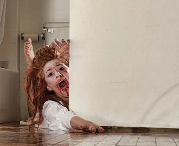 Imagen temática del horror con la mujer cargada sangrando — Foto de Stock