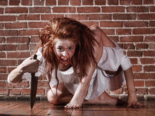 Зображення жахів з кровотечею знесиленою жінкою — стокове фото