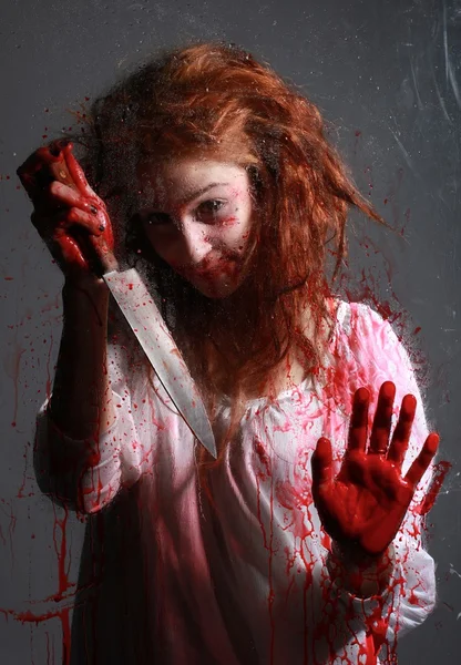Skräck tema bild med blödning freightened kvinna — Stockfoto
