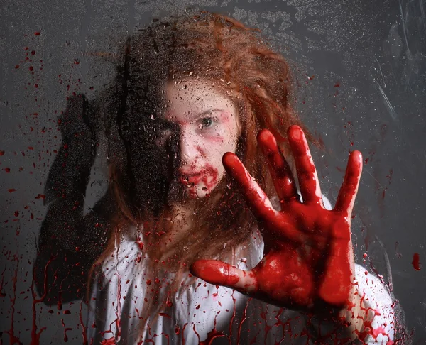 Horror thema afbeelding met bloeden freightened vrouw — Stockfoto