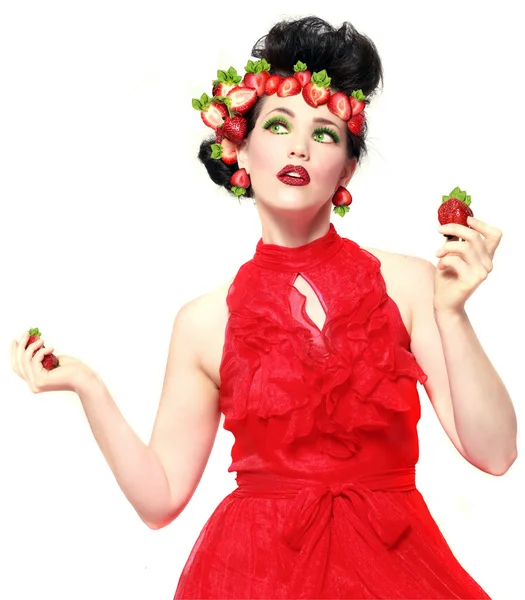 Wunderschöne Frau mit Erdbeeren im Haar — Stockfoto