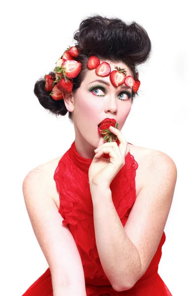 Superbe femme portant des fraises dans ses cheveux — Photo