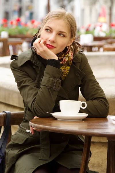 Vacker kvinna dricker kaffe i uteservering — Stockfoto