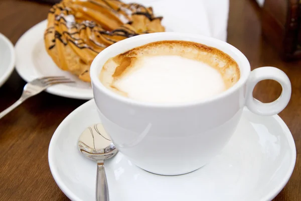 Kopp kaffe på träbord — Stockfoto