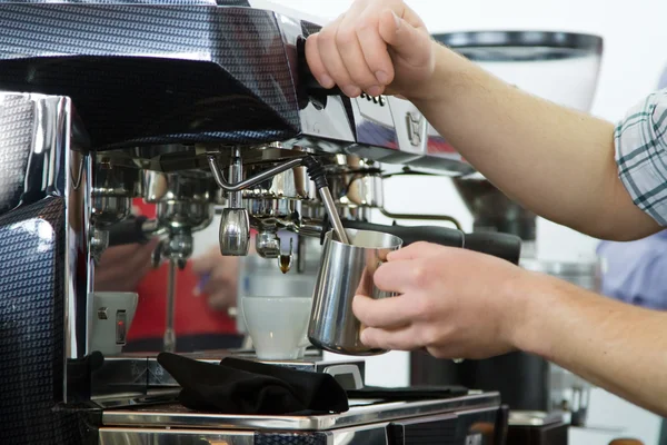 Professionell kaffebryggare — Stockfoto