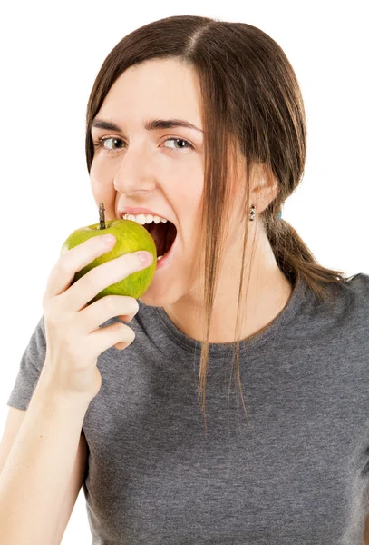 Jonge mooie vrouw een frisse appel bijten — Stockfoto