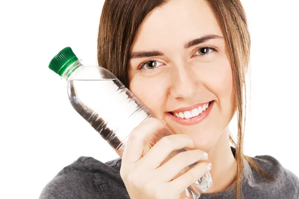 Νεαρή όμορφη γυναίκα με ένα μπουκάλι νερό — Φωτογραφία Αρχείου