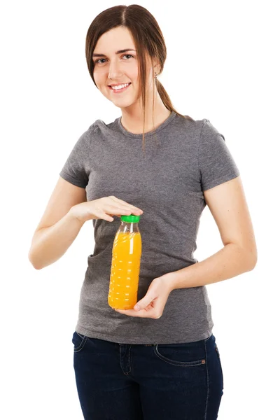年轻漂亮的女人和果汁瓶 — 图库照片