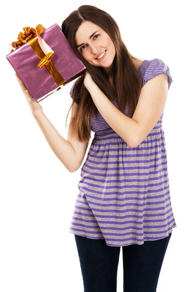 Jonge mooie vrouw met een doos van de gift — Stockfoto