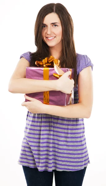 Junge schöne Frau mit einer Geschenkbox — Stockfoto