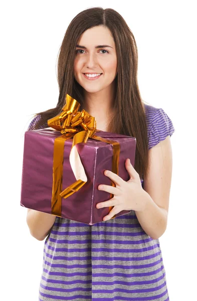 Joven hermosa mujer con una caja de regalo — Foto de Stock