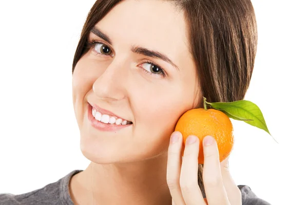 Mladá krásná žena drží čerstvé mandarinky — Stock fotografie
