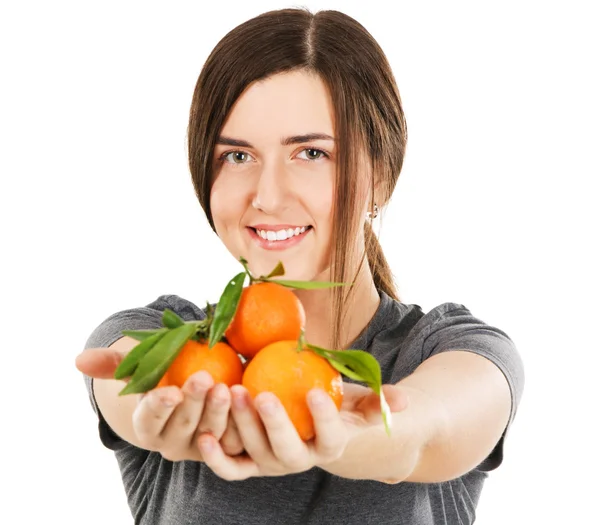 Junge schöne Frau hält frische Mandarinen in der Hand — Stockfoto