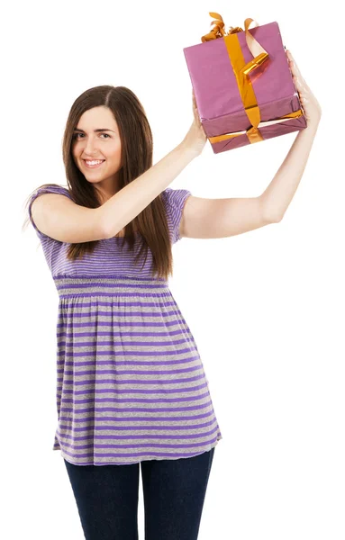 Fiatal gyönyörű nő, egy ajándék doboz — Stock Fotó