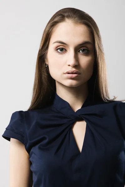 Schönes Mode-Model im strengen blauen Kleid — Stockfoto