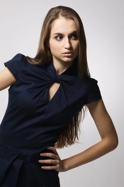 Hermosa modelo de moda en estricto vestido azul —  Fotos de Stock