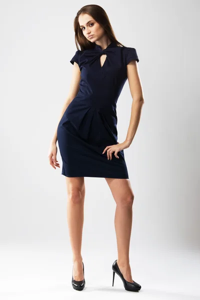 Mooie mannequin in strenge blauwe jurk — Stockfoto