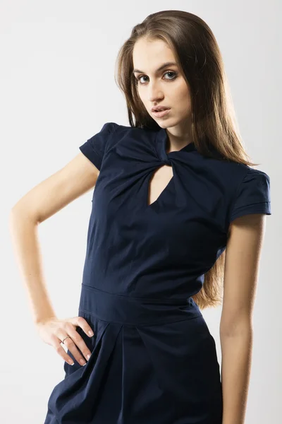 Szép divat modell szigorú kék ruha — Stock Fotó
