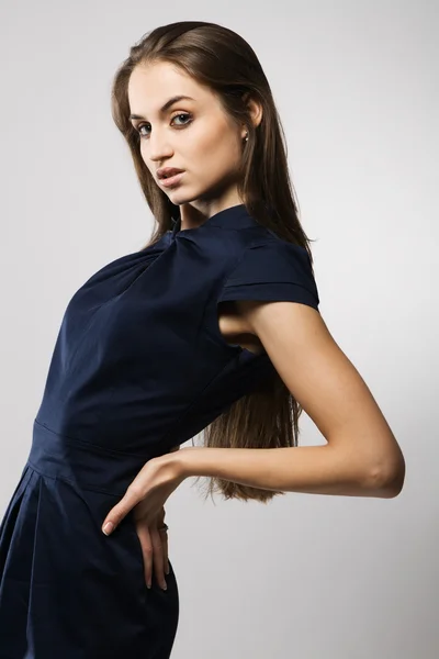 Vacker modell i strikt blå klänning — Stockfoto