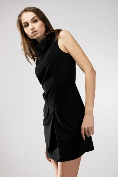 Красивая модель в строгом черном платье — стоковое фото
