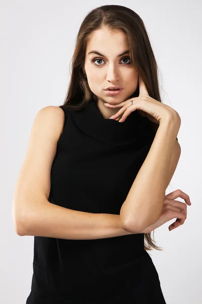 Krásná modelka v přísné černých šatech — Stock fotografie