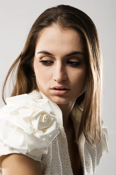 Mode-Model in stylischem Kleid — Stockfoto